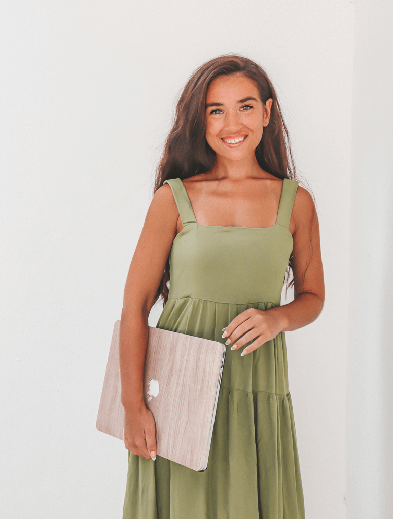 בחורה מחייכת עם שמלה בצבע ירוק