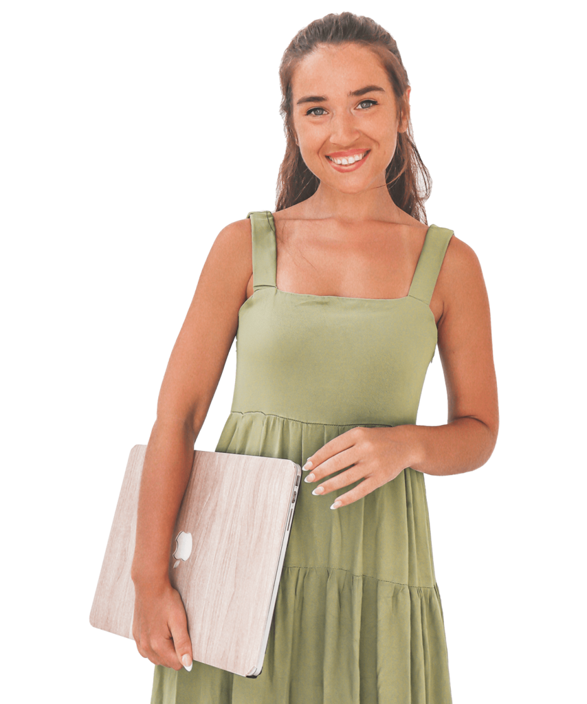 בחורה מחייכת עם מחשב ושמךה בצבע ירוק